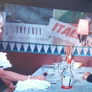 &quot;Imperia Italy land of your dreams&quot;: Doris Day e David Niven a tavola e sullo sfondo la Riviera