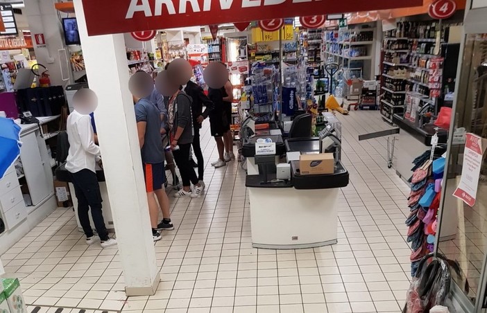 Ieri è finita la scuola: giovani ubriachi in tutta la provincia, comprano gli alcolici nei supermercati e si 'bombardano'