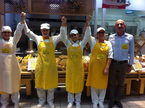 Sanremo: grandissima partecipazione per l’operazione sacchetti per il pane contro la violenza sulle donne