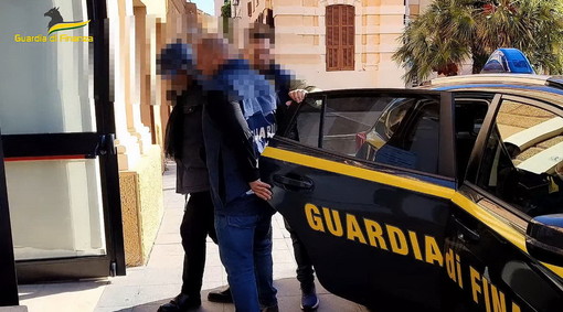 Traffico di sostanze stupefacenti e associazione a delinquere di stampo mafioso: raffica di arresti nel Golfo dianese (Foto e Video) Traffico di sostanze stupefacenti e associazione a delinquere di stampo mafioso: raffica di arresti nel Golfo dianese (Foto e Video)
