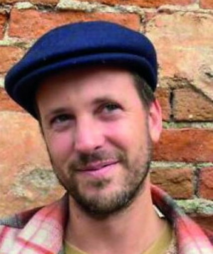 Lo scrittore Orso Tosco ospite al ristorante 'Dalla padella alla brace' di Imperia