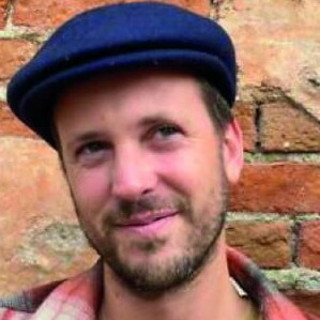 Lo scrittore Orso Tosco ospite al ristorante 'Dalla padella alla brace' di Imperia