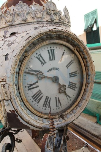 Imperia: giovedì mattina tornerà agli antichi splendori lo storico orologio di via Cascione (Foto)