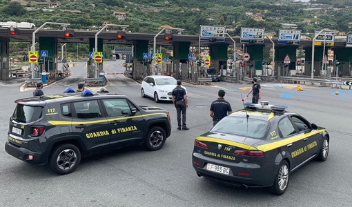 Ventimiglia: la Finanza sequestra oltre 75 kg di marijuana e arresta un serbo al confine