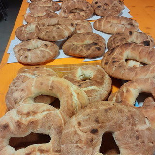 Pontedassio: raccolti 405 euro alla vigilia di Natale nella vendita del 'Pane della Vigilia' Pontedassio: raccolti 405 euro alla vigilia di Natale nella vendita del 'Pane della Vigilia'