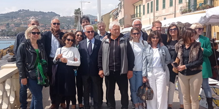 Il Sindaco Scajola in passeggiata, insieme, tra le bellezze della nostra città Il Sindaco Scajola in passeggiata, insieme, tra le bellezze della nostra città