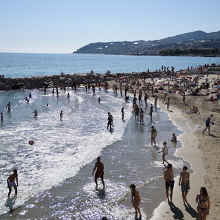 Prime indicazioni della Regione ai Comuni: ai balneari va comunicata la nuova durata di ulteriori 15 anni Prime indicazioni della Regione ai Comuni: ai balneari va comunicata la nuova durata di ulteriori 15 anni