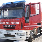 Perdita da fusti di prodotti chimici su un camion nella zona di Andora sulla A10: intervento dei Vigili del Fuoco
