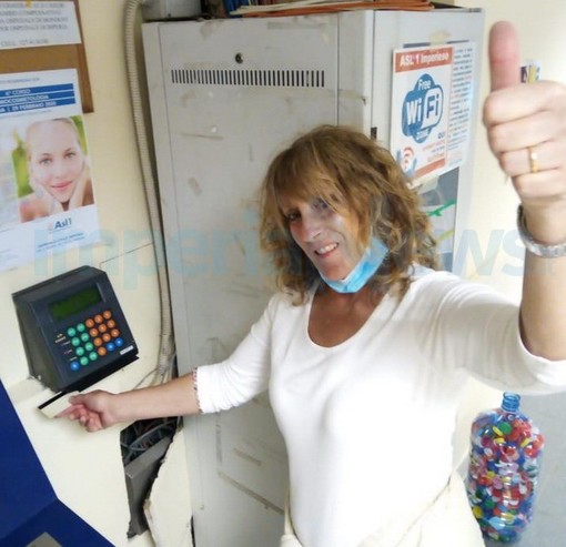 Imperia: oggi va in pensione l'infermiera Patrizia Bianchi, la festa delle colleghe ed il loro saluto (foto)