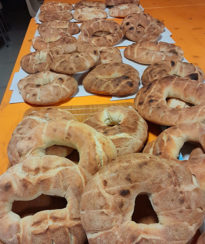 Pontedassio: raccolti 405 euro alla vigilia di Natale nella vendita del 'Pane della Vigilia' Pontedassio: raccolti 405 euro alla vigilia di Natale nella vendita del 'Pane della Vigilia'