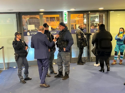 Sanremo: attimi di tensione al Palafiori per un presunto allarme bomba, serie di controlli delle forze dell'ordine (Foto)