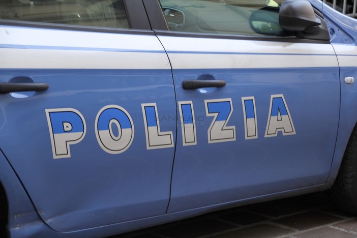 Imperia: in centro fumando hashish e con la droga in tasca, denunciati due giovani