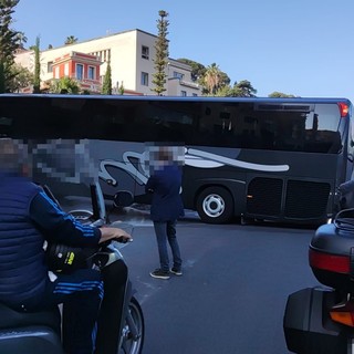 Imperia, pullman resta incastrato in strada: traffico in tilt (Foto) Imperia, pullman resta incastrato in strada: traffico in tilt (Foto)