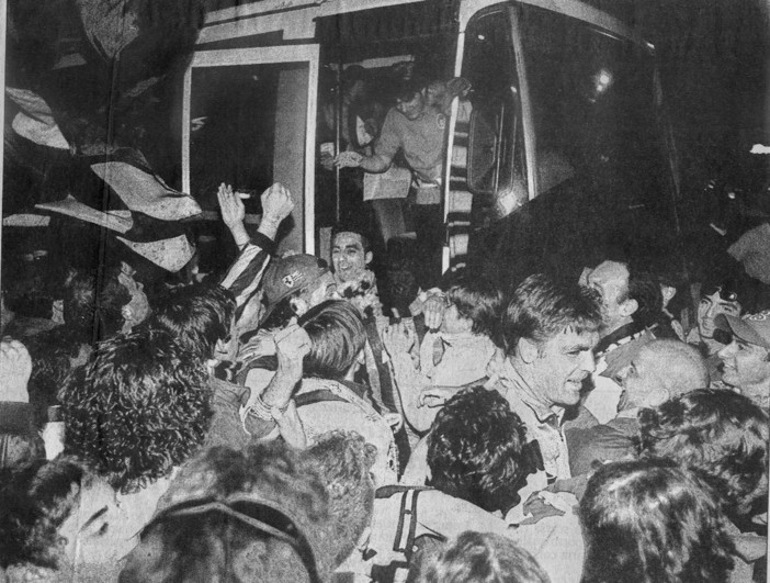 L'arrivo del pullman in piazza Dante