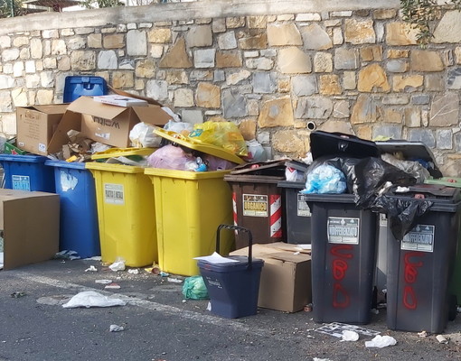 Imperia: i soliti incivili buttano sconsideratamente i rifiuti nella zona di Borgo D'Oneglia (Foto)