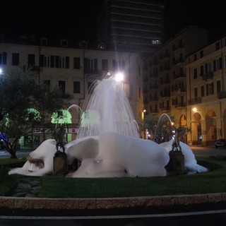 Imperia: la fontana di piazza Dante coperta dalla schiuma, ennesima 'bravata' nella notte
