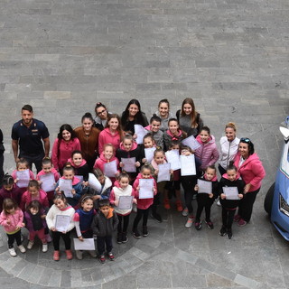Imperia: ‘Poliziotto per un giorno’, le allieve della Scuola di danza ‘Il Cerchio d’Oro’ in visita alla Questura