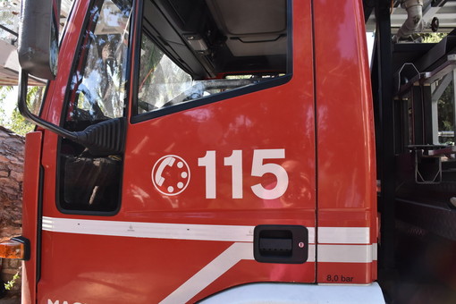 Castellaro: incendio nel cassone di un camion in autostrada, intervento dei vigili del fuoco Castellaro: incendio nel cassone di un camion in autostrada, intervento dei vigili del fuoco