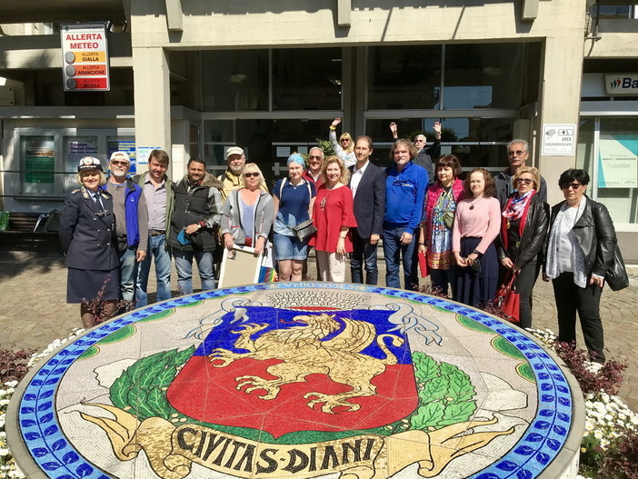 Diano Marina: pittori russi ieri 'en plein air' in tutta la cittadina per immortalarne le bellezze (Foto)