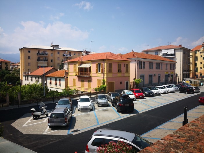 Imperia: terminati i lavori in piazza Mameli, le basole nelle corsie di manovra sostituite da asfalto (Foto) Imperia: terminati i lavori in piazza Mameli, le basole nelle corsie di manovra sostituite da asfalto (Foto)