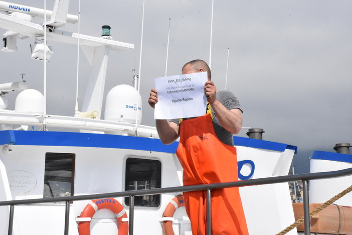 Anche nei porti della nostra provincia la protesta dei pescatori a strascico "A rischio l'affondamento del settore!" (Video) Anche nei porti della nostra provincia la protesta dei pescatori a strascico "A rischio l'affondamento del settore!" (Video)