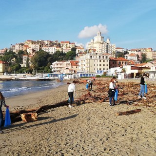 Imperia: annullato il corteo di 'Fridays for Future', gruppo di studenti decide di pulire la spiaggia d'oro (Foto)