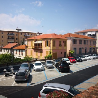 Imperia: terminati i lavori in piazza Mameli, le basole nelle corsie di manovra sostituite da asfalto (Foto)