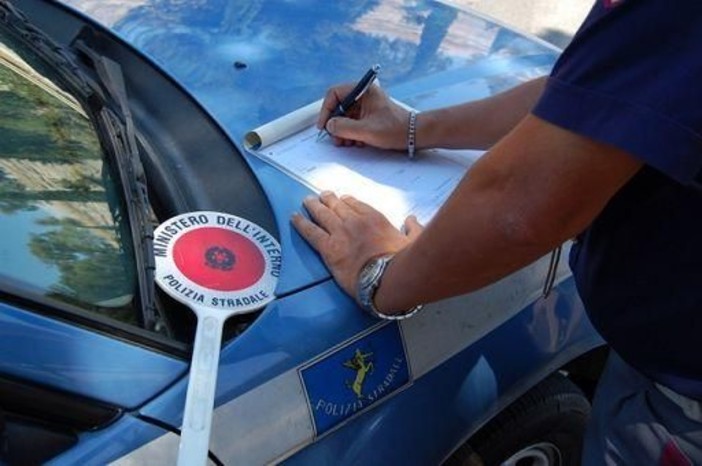 Coronavirus: la Polizia Stradale denuncia coppia lombarda sull'autostrada a Santo Stefano al Mare