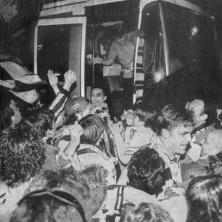 L'arrivo del pullman in piazza Dante