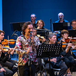 Omaggio a Lucio Dalla della Sinfonica di Sanremo con Peppe Voltarelli al Santuario di Santa Croce di Imperia