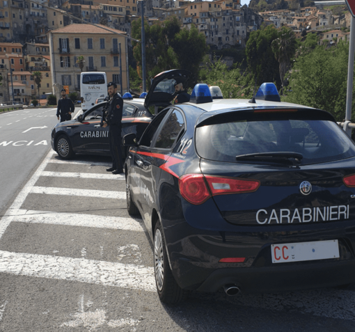 Imperia: rubano in una spiaggia libera del Prino, due giovani fermati dai Carabinieri