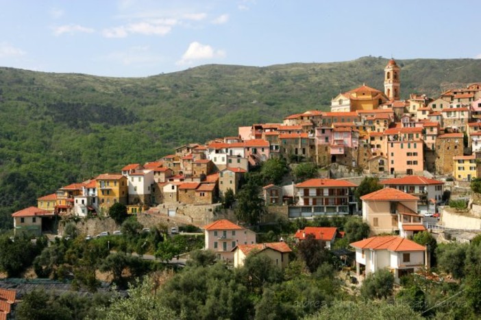 Vita da sindaco nell'entroterra, amministratori immersi nella "giungla" di norme e regole per rispettare il mandato Vita da sindaco nell'entroterra, amministratori immersi nella "giungla" di norme e regole per rispettare il mandato
