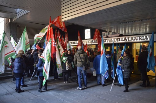 Genova: lavoratori in Regione per chiedere un passo indietro sul bando della ristorazione ospedaliera (Foto e Video)