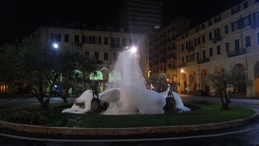 Imperia: la fontana di piazza Dante coperta dalla schiuma, ennesima 'bravata' nella notte