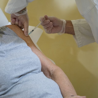 Nuovo vaccino anti Omicron: quasi 500 dosi il primo giorno, oltre 1.700 i prenotati totali