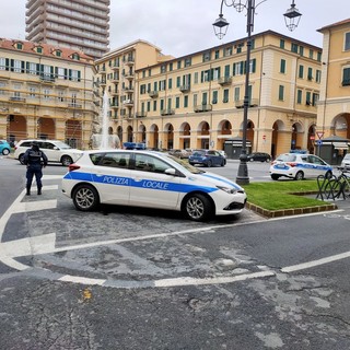 Imperia, grossa perdita di olio in piazza Dante: sul posto la polizia locale