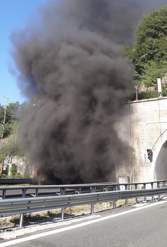 Pullman a fuoco sulla A12, sono 18 i ricoverati: l'autista in camera iperbarica