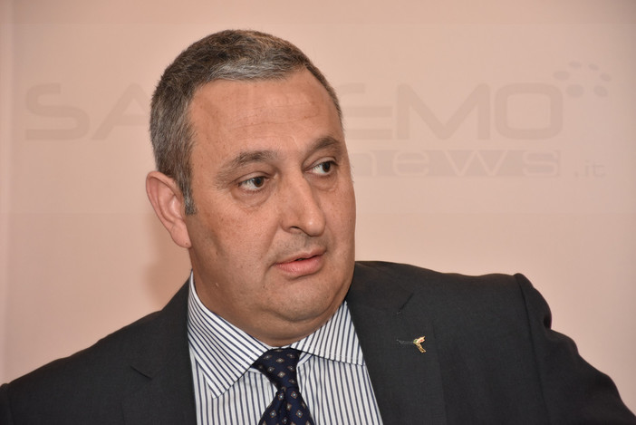 Calendario di Mussolini dietro Massimiliano Iacobucci durante la videochiamata "Se per questo ho anche il colbacco dell'Armata Rossa" Calendario di Mussolini dietro Massimiliano Iacobucci durante la videochiamata "Se per questo ho anche il colbacco dell'Armata Rossa"