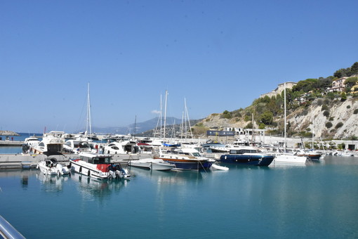 Imperia, sale a bordo di un yacht di lusso e prende a pugni e morsi 7 agenti: condannato Imperia, sale a bordo di un yacht di lusso e prende a pugni e morsi 7 agenti: condannato