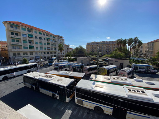 Riviera Trasporti assume personale per attività di pulizia e rifornimento autobus e mansioni di supporto Riviera Trasporti assume personale per attività di pulizia e rifornimento autobus e mansioni di supporto