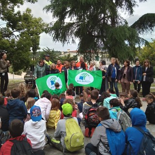 Cervo: festa dell’ambiente ‘Piccoli fiori crescono’, consegnata alle scuole la bandiera verde di Eco-schools