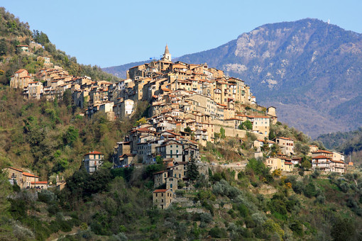 Turismo: tra alberghi diffusi e nuove destinazioni l’entroterra ligure è il motore dell’innovazione, ma attenzione alla piaga degli abusivi