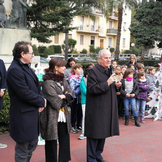 Imperia: 200 bambini consegnano gli alberi ecologici al Comune, il sindaco Scajola "Siete i nostri ambasciatori della raccolta differenziata"