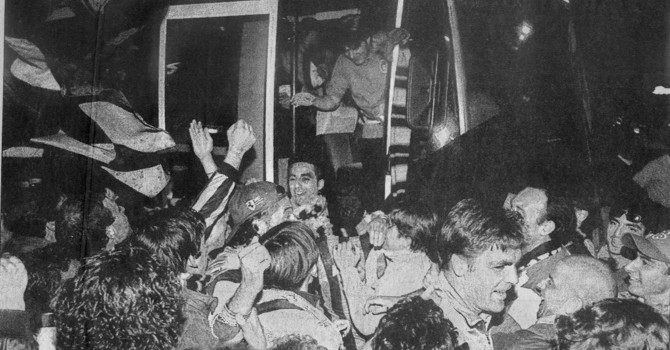 L'arrivo del pullman in piazza Dante