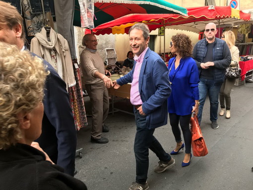 Imperia. una passeggiata al mercato di maggio a Porto Maurizio, per il candidato Luca Lanteri