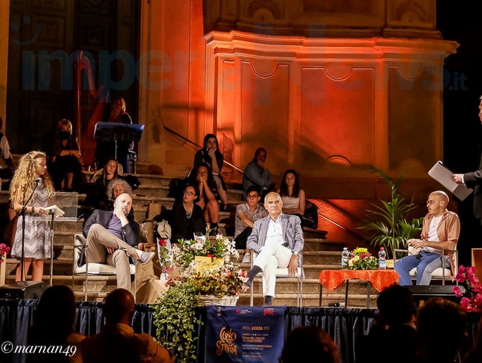 Cervo: ieri sera la presentazione dei 6 finalisti del 'Premio Letterario Strega' in piazza (Foto)