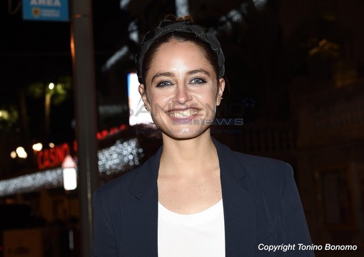 Matilde Gioli riceve il Premio Miglior Attrice al Teatro Cavour di Imperia nell'ambito della rassegna 'Cinesorriso'