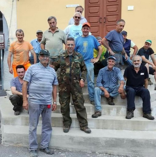 Aquila D'Arroscia: Sindaco e volontari al lavoro per pulire la strada provinciale, sfalcio eseguito (Foto)