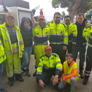 La squadra dei volontari della Protezione civile di San Bartolomeo al Mare al lavoro per i danni alla mareggiata