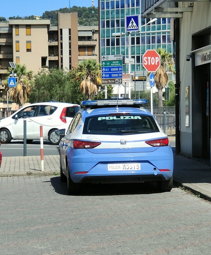 Imperia: dà in escandescenze all'interno dell'Unicredit di viale Matteotti, intervento della Polizia (Foto)